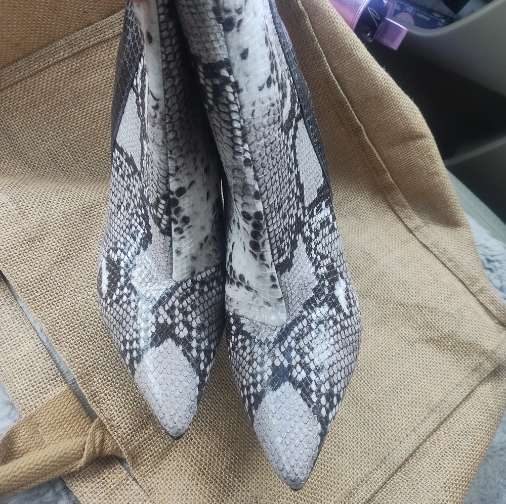 Guess Snakeskin Pattern Women's Boots Size 8 ,4" Heels
